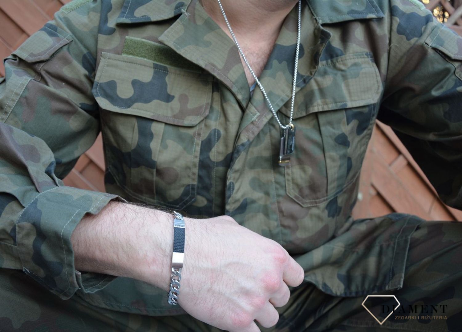 Bransoletka męska wykonana z wysokiej jakości stali w kolorze srebrnym z czarnym elementem ozdobnym. Biżuteria męska. Bransoleta męska. Prezent dla mężczyzny.  (1).jpg