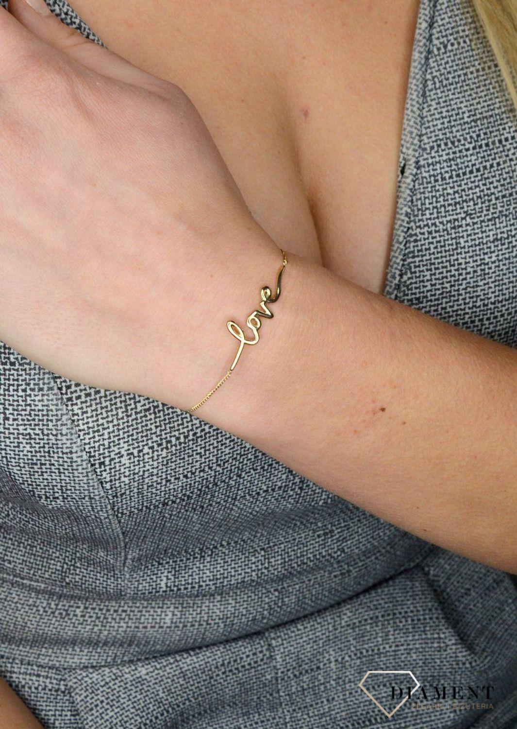 Pozłacana bransoletka z napisem Love z antyalergicznej stali marki Fossil JF0339710.jpg