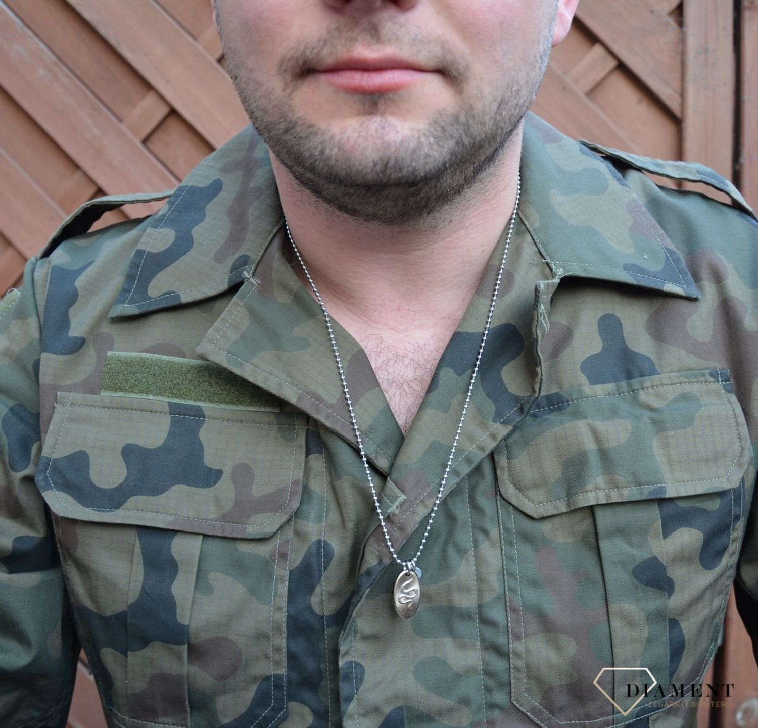 Biżuteria męska. Naszyjnik nieśmiertelnik wykonany ze stali szlachetnej. Element ozdobny w kolorze żółtego złota z motywem węża. Idealny prezent dla mężczyzny.  d (1).jpg