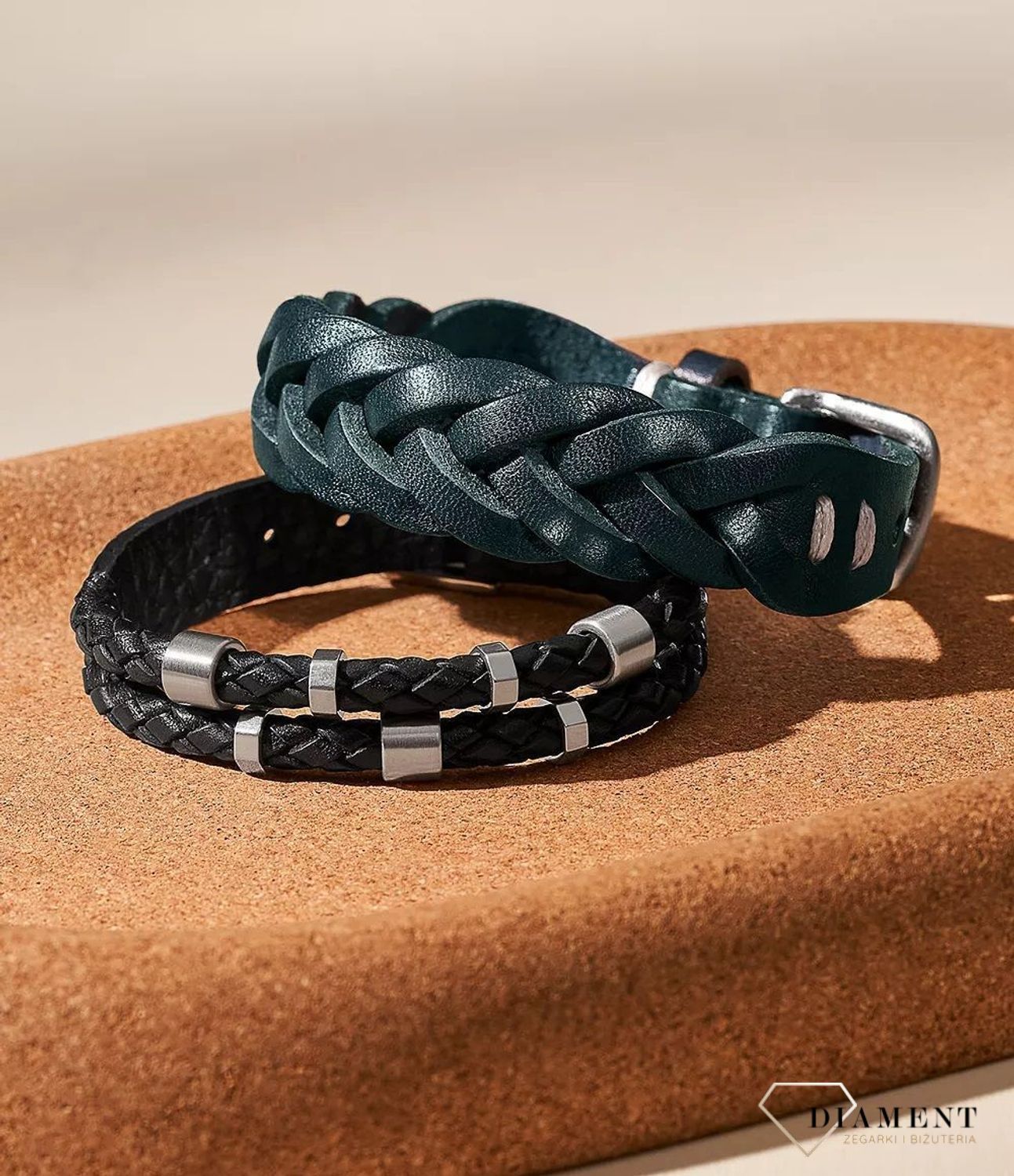 Bransoletka męska skórzany pasek FOSSIL JF04473040. Markowa męska biżuteria na prezent. Bransoletka o modnym charakterze pasująca do każdego mężczyzny, który lubi nowoczesne dodatki. 2.jpg