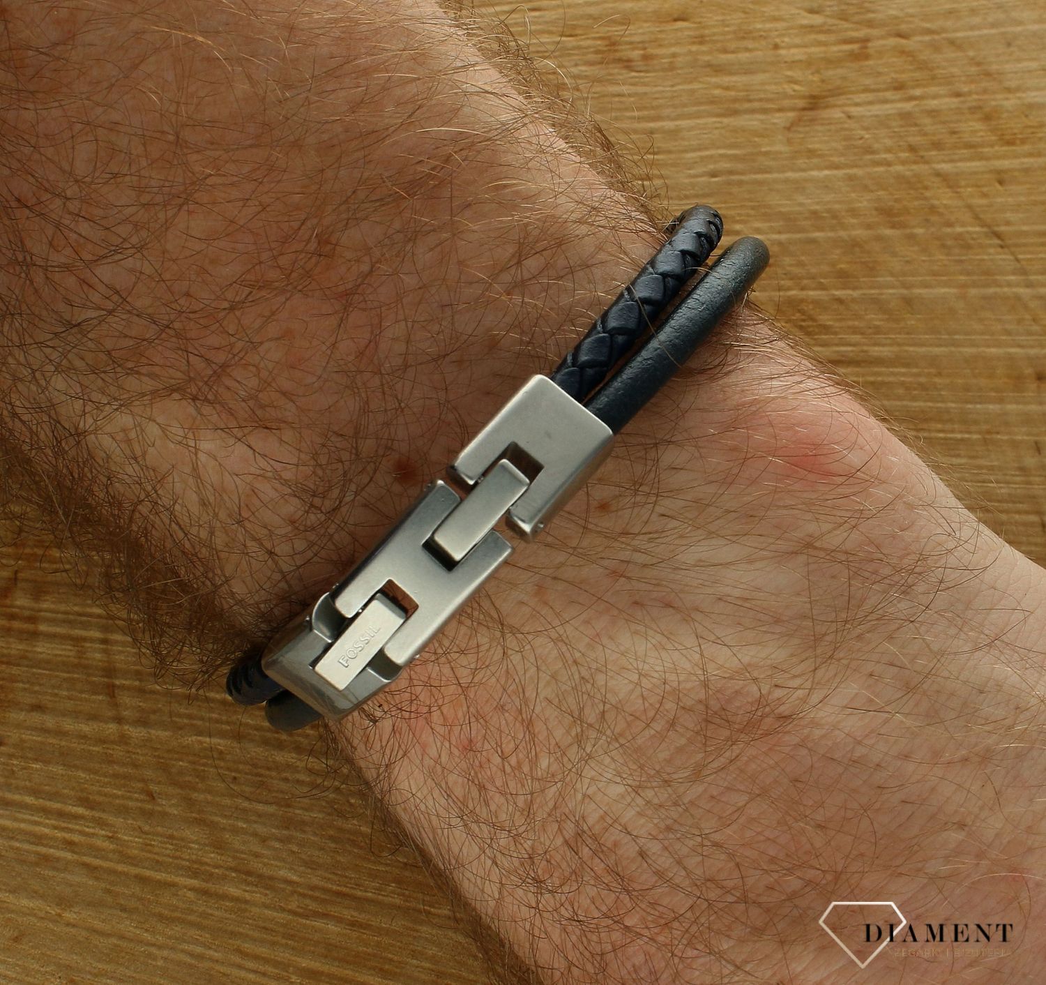 Bransoletka męska Fossil granatowe rzemyki JF04703998. Męska biżuteria. Męska bransoletka. Bransoletka męska z rzemyków. Bransoletka męska Fossil na prezent. Męska bransoletka na rzemykach granatowa..jpg