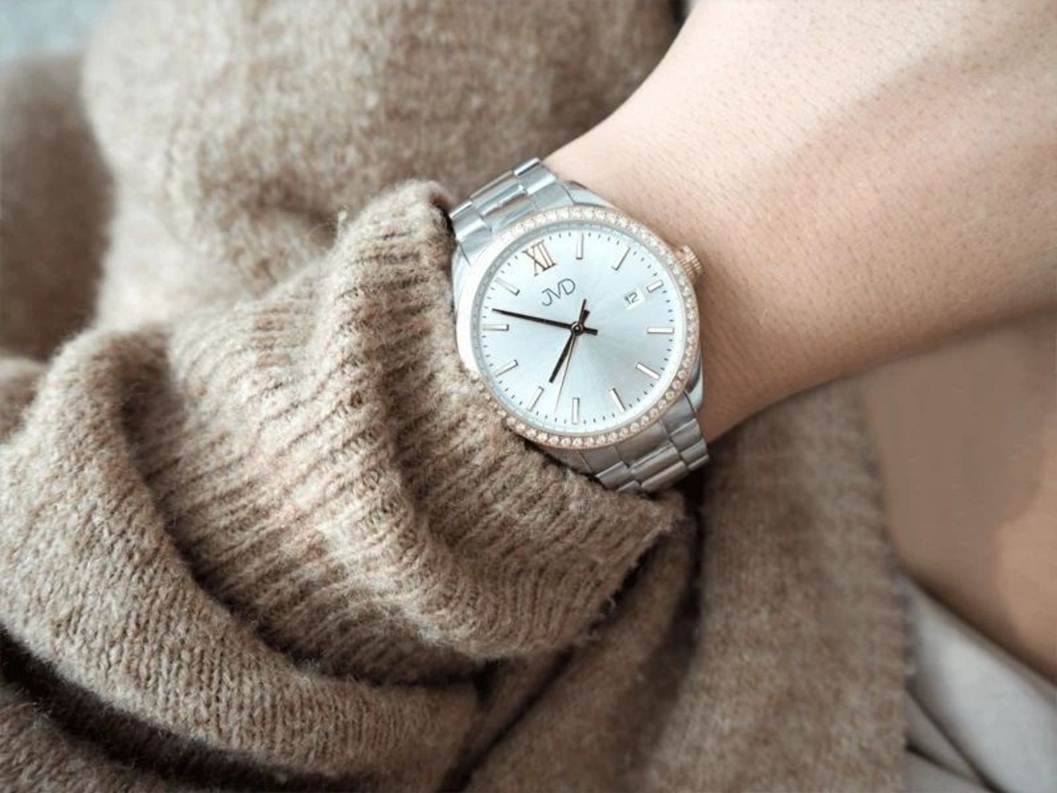 Zegarek damski JVD JG1011.2 z funkcją daty, różano-złotą kopertą (IPRose), mechanizmem Miyota i szkłem hartowanym. Wodoszczelność 5 ATM, klasyczna bransoleta, elegancki styl.11.jpg