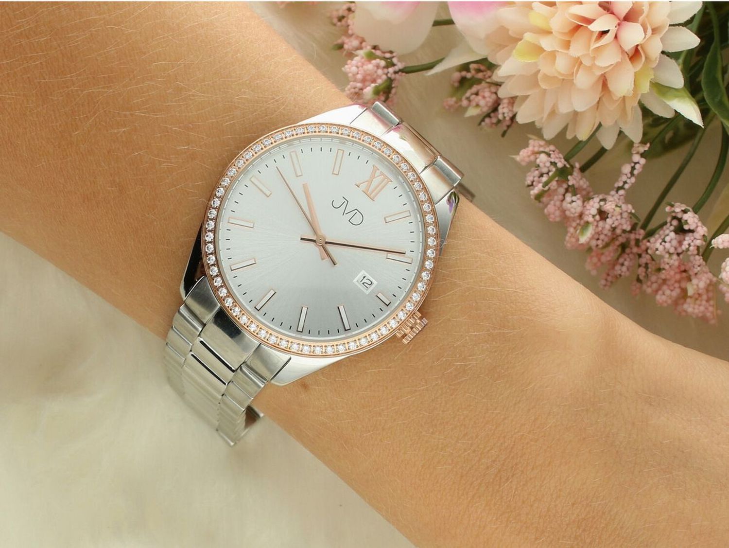 Zegarek damski JVD JG1011.2 z funkcją daty, różano-złotą kopertą (IPRose), mechanizmem Miyota i szkłem hartowanym. Wodoszczelność 5 ATM, klasyczna bransoleta, elegancki styl.11.jpg