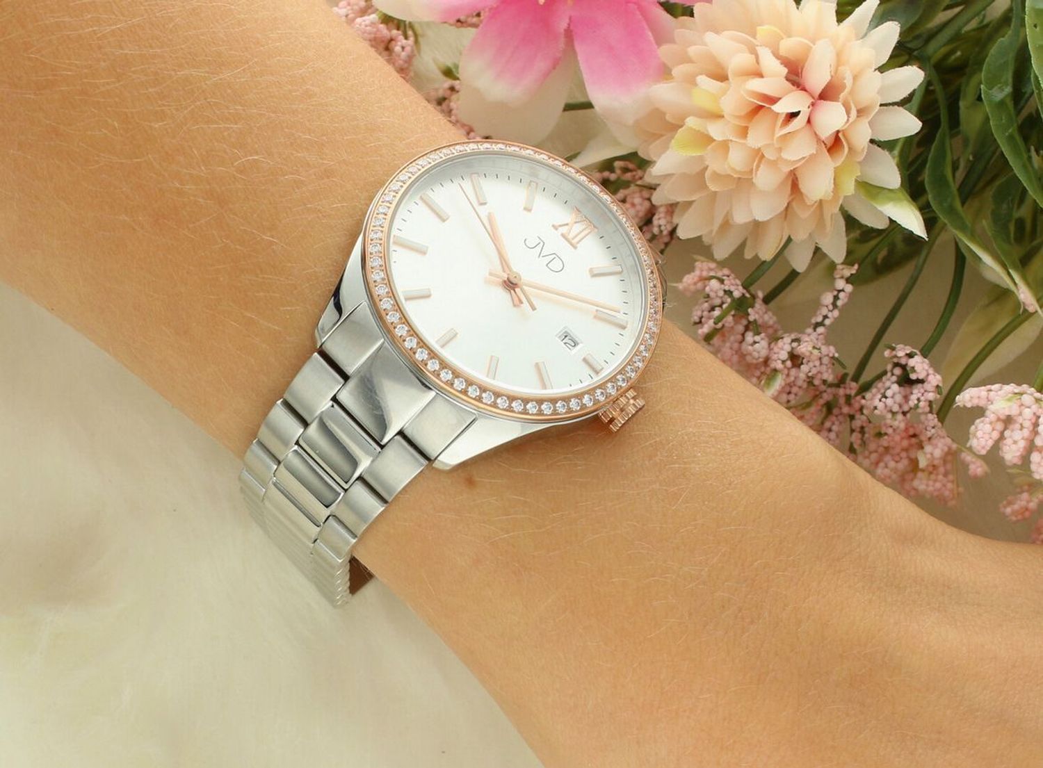 Zegarek damski JVD JG1011.2 z funkcją daty, różano-złotą kopertą (IPRose), mechanizmem Miyota i szkłem hartowanym. Wodoszczelność 5 ATM, klasyczna bransoleta, elegancki styl.11.jpg