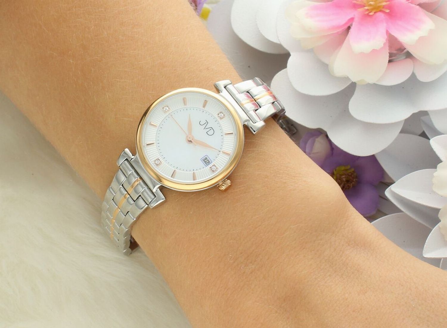 Zegarek damski JG1030.2 JVD ze stalową kopertą z powłoką IPRose, szkłem mineralnym hartowanym i japońskim mechanizmem Miyota. Elegancki, biżuteryjny zegarek z funkcją daty i wodoszczelnością 1.jpg