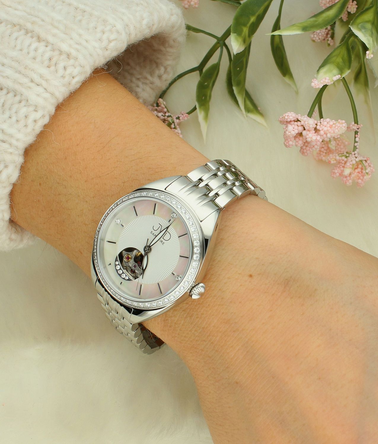 Zegarek damski automatic JVD JG1034.1  posiada mechanizm mechaniczny wyposażony dodatkowo w urządzenie nazywane automatycznym naciągiem. Głównym elementem tego urządzenia jest wahnik. Automatyczny naciąg pozwala wykorzys.jpg