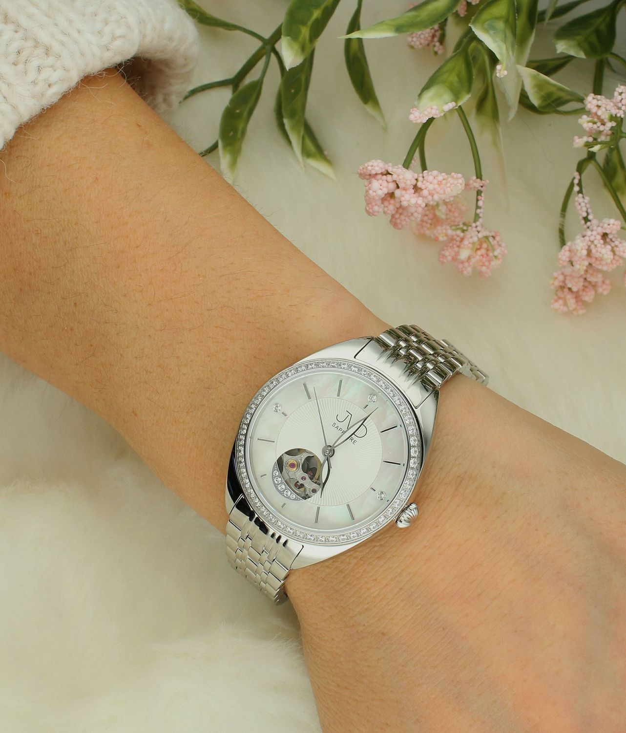 Zegarek damski automatic JVD JG1034.1  posiada mechanizm mechaniczny wyposażony dodatkowo w urządzenie nazywane automatycznym naciągiem. Głównym elementem tego urządzenia jest wahnik. Automatyczny naciąg pozwala wykorzys.jpg