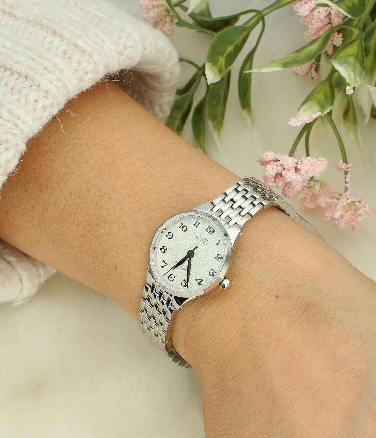 Zegarek damski na bransolecie JVD JG1035.1, posiada mechanizm japoński Miyota, zasilany za pomocą baterii. Elegancka tarcza zegarka z czarnymi cyframi zapewnia przejrzysty i nowoczesny wygląd. Wskazówki w tym modelu są k.jpg