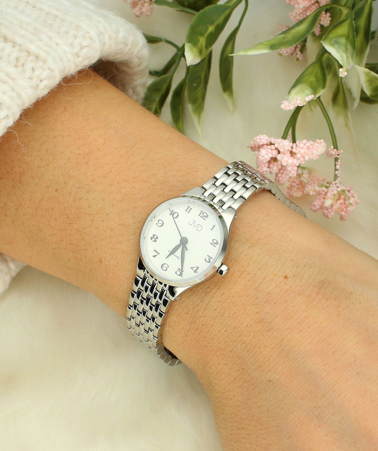 Zegarek damski na bransolecie JVD JG1035.1, posiada mechanizm japoński Miyota, zasilany za pomocą baterii. Elegancka tarcza zegarka z czarnymi cyframi zapewnia przejrzysty i nowoczesny wygląd. Wskazówki w tym modelu są k.jpg