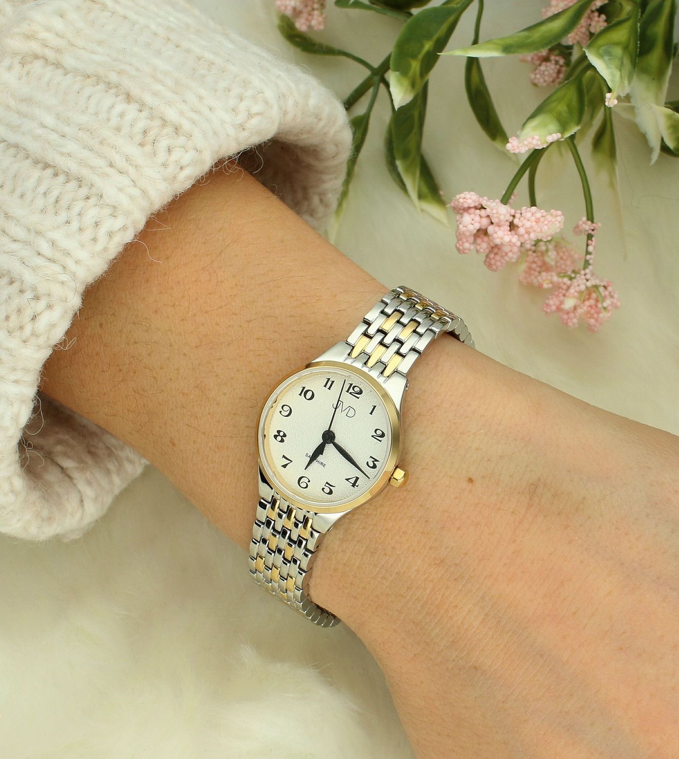 Zegarek damski na bransolecie JVD JG1035.2, posiada mechanizm japoński Miyota, zasilany za pomocą baterii. Elegancka tarcza zegarka ze srebrnymi indeksami zapewnia przejrzysty i nowoczesny wygląd. Wskazówki w tym modelu.jpg