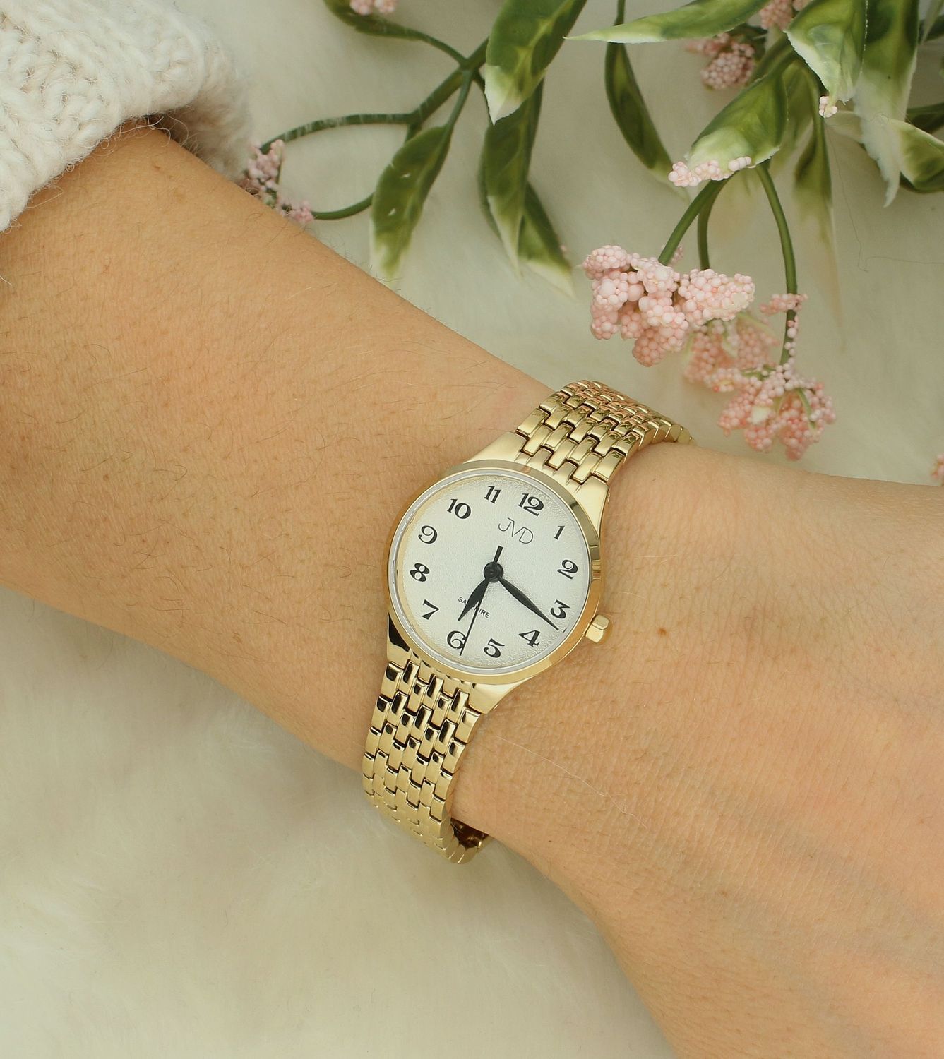 Zegarek damski na bransolecie JVD JG1035.4  posiada mechanizm japoński Miyota, zasilany za pomocą baterii. Elegancka tarcza zegarka z czarnymi cyframi zapewnia przejrzysty i nowoczesny wygląd. Wskazówki w tym modelu są k.jpg