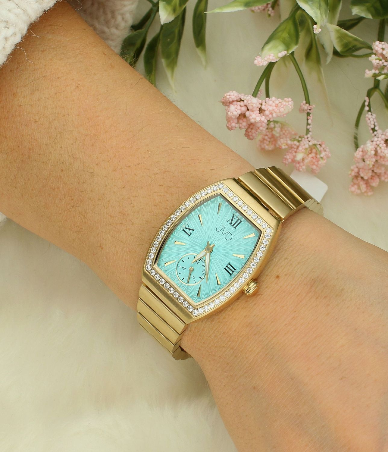 Zegarek damski JVD JG1038.3, posiada mechanizm japoński Miyota, zasilany za pomocą baterii. Elegancka tarcza zegarka ze złotymi indeksami zapewnia przejrzysty i nowoczesny wygląd. Wskazówki w tym modelu są koloru złotego.jpg