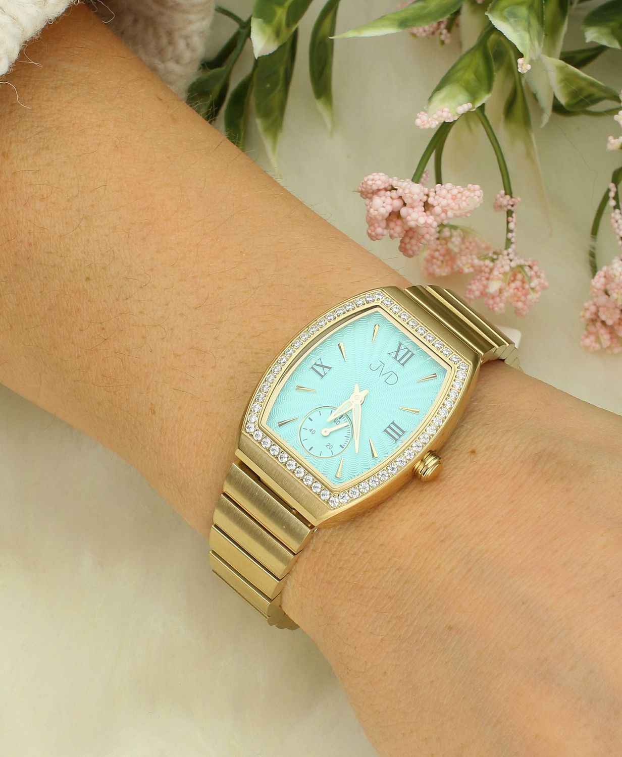 Zegarek damski JVD JG1038.3, posiada mechanizm japoński Miyota, zasilany za pomocą baterii. Elegancka tarcza zegarka ze złotymi indeksami zapewnia przejrzysty i nowoczesny wygląd. Wskazówki w tym modelu są koloru złotego.jpg