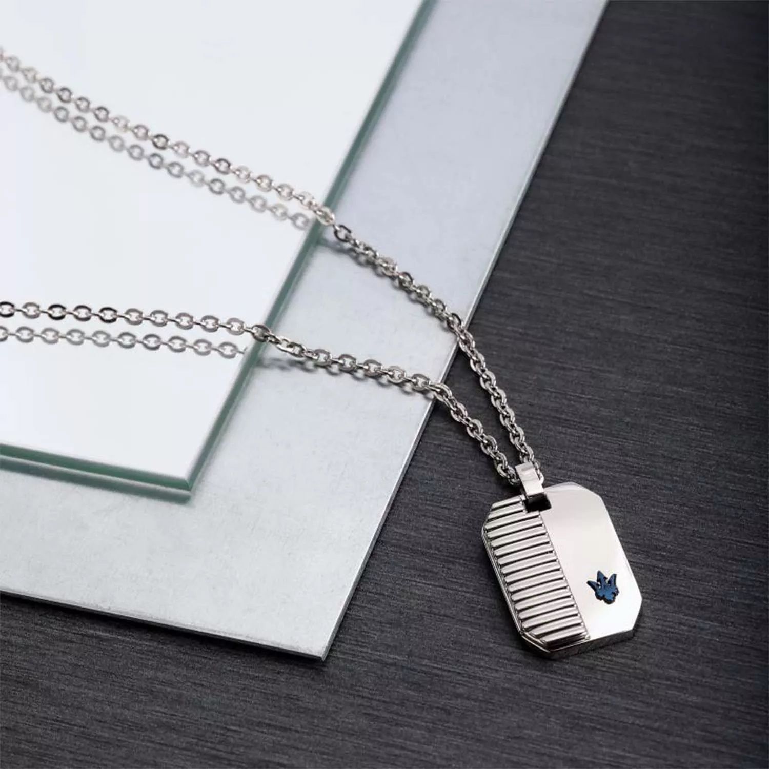 Stalowy naszyjnik męski Maserati nieśmiertelnik z logo JM222AVD02. Stalowy naszyjnik męski Maserati. Naszyjnik stalowy Maserati. Naszyjnik z nieśmiertelnikiem Maserati. Naszyjnik męski na prezent.  (2).jpg