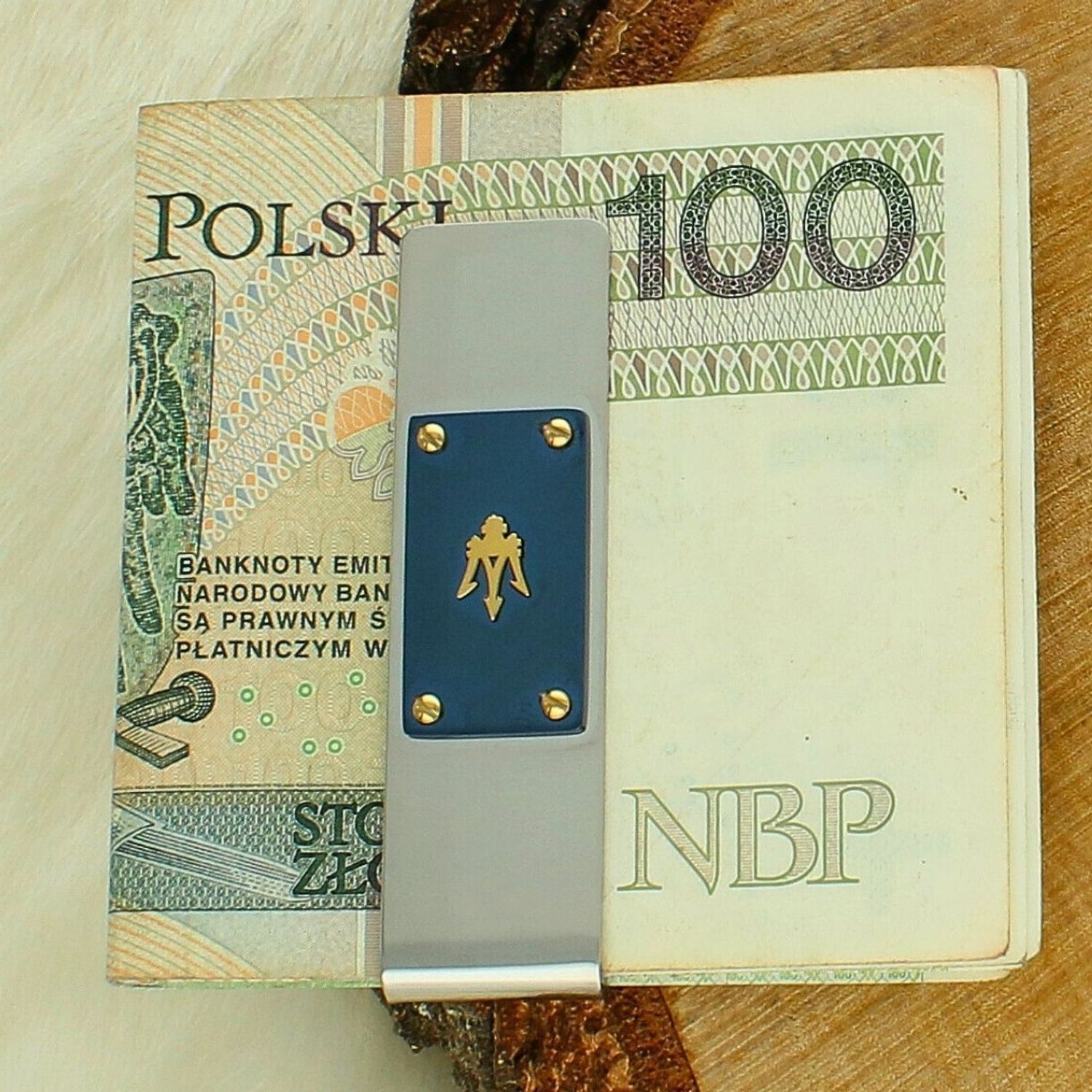 Elegancki klips na pieniądze Maserati Iconic JM225AVD92 ze stali nierdzewnej z niebieskim środkiem i złotym logo. Stylowy dodatek dla mężczyzn.1.jpg