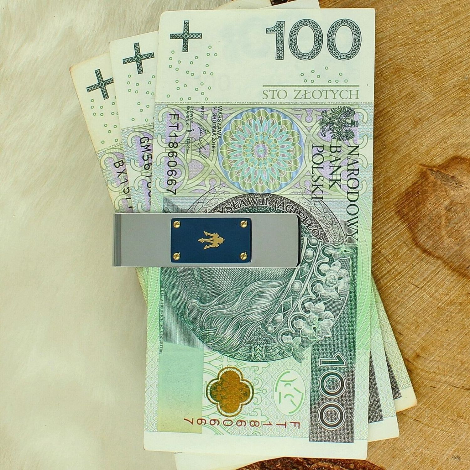 Elegancki klips na pieniądze Maserati Iconic JM225AVD92 ze stali nierdzewnej z niebieskim środkiem i złotym logo. Stylowy dodatek dla mężczyzn.1.jpg