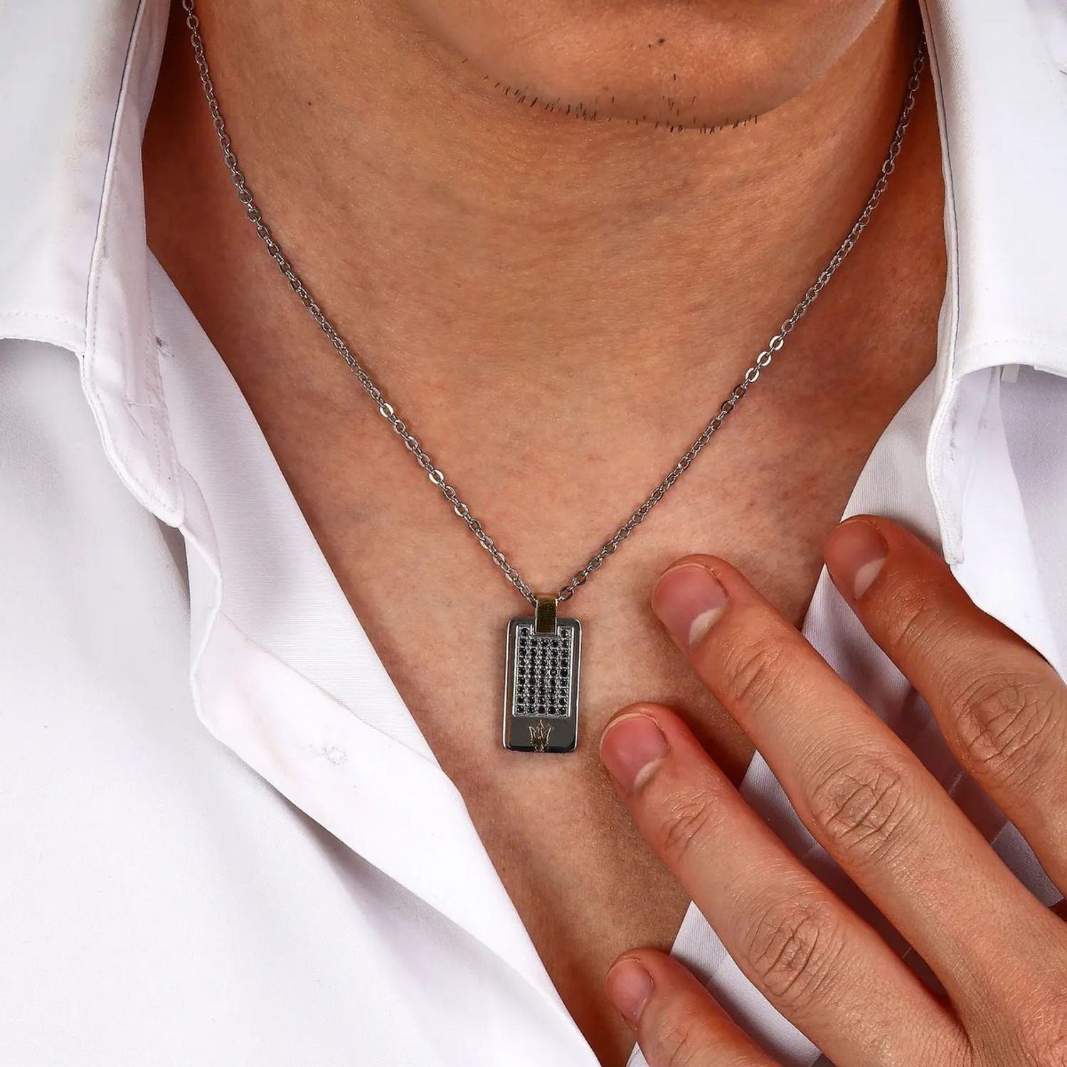 Stalowy naszyjnik męski Maserati zawieszka w cyrkoniach z logo JM222AVD02. Stalowy naszyjnik męski Maserati. Naszyjnik stalowy Maserati. Naszyjnik z nieśmiertelnikiem Maserati. Naszyjnik męski na prezent.  (1).jpg