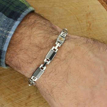 Stylowa bransoleta męska Maserati Ceramic JM425ATZ69 ze stali szlachetnej i ceramiki, z wyraźnym logo marki. Regulowana długość i zapięcie na zatrzask.4.jpg