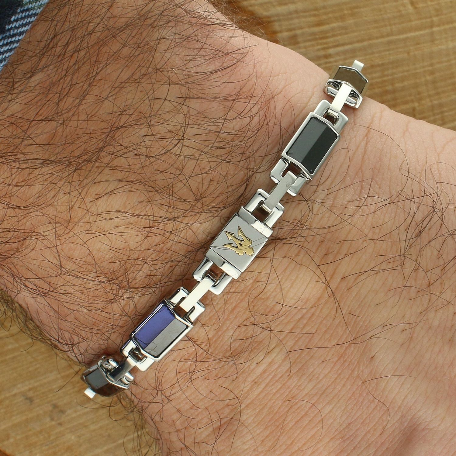 Stylowa bransoleta męska Maserati Ceramic JM425ATZ69 ze stali szlachetnej i ceramiki, z wyraźnym logo marki. Regulowana długość i zapięcie na zatrzask.1.jpg