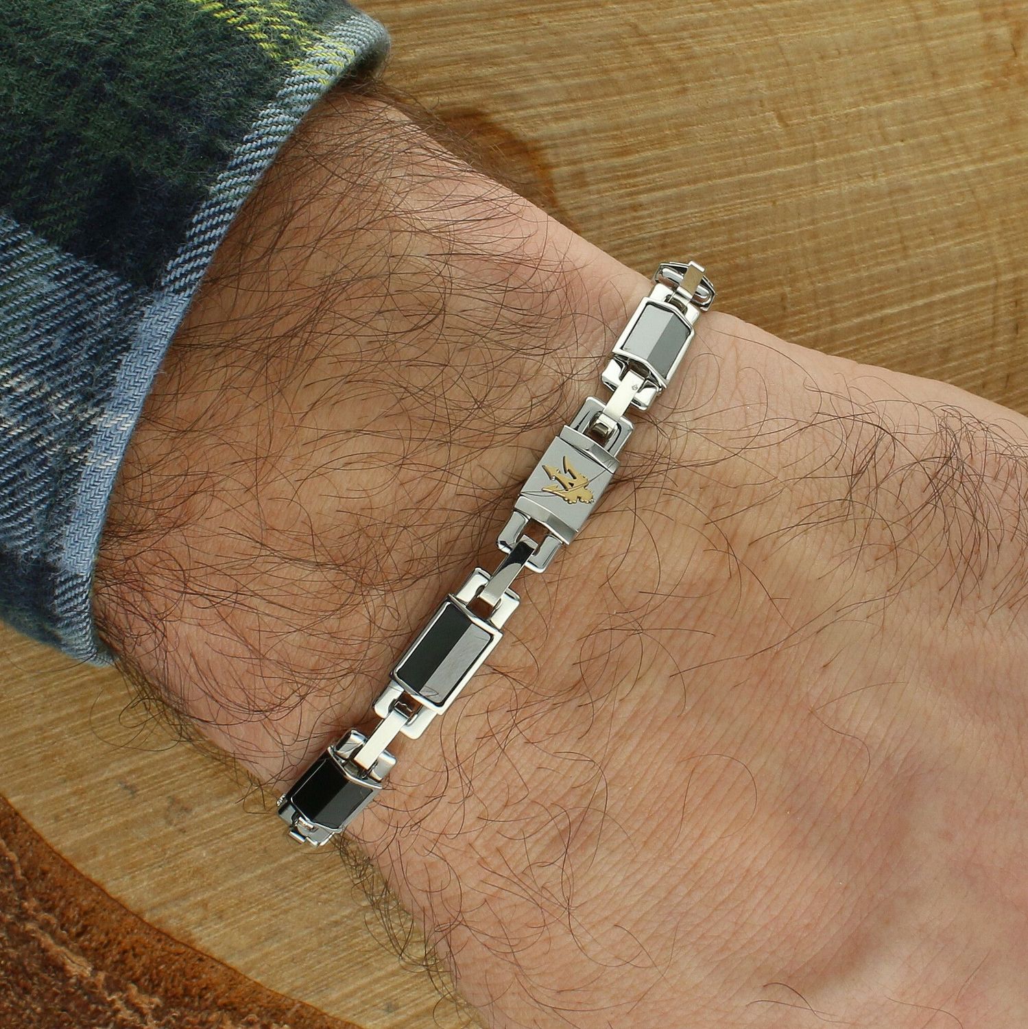 Stylowa bransoleta męska Maserati Ceramic JM425ATZ69 ze stali szlachetnej i ceramiki, z wyraźnym logo marki. Regulowana długość i zapięcie na zatrzask.1.jpg