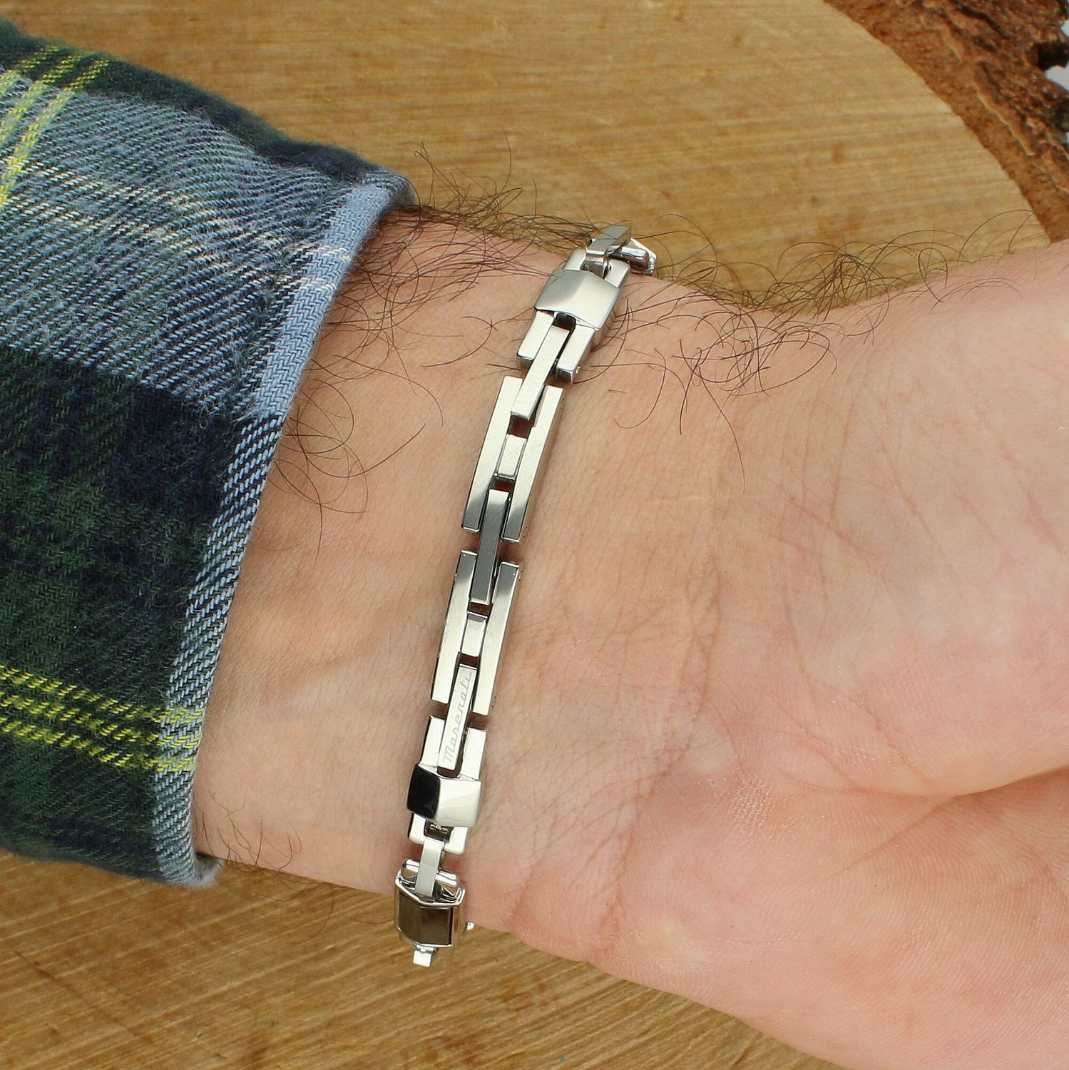 Stylowa bransoleta męska Maserati Ceramic JM425ATZ69 ze stali szlachetnej i ceramiki, z wyraźnym logo marki. Regulowana długość i zapięcie na zatrzask.1.jpg