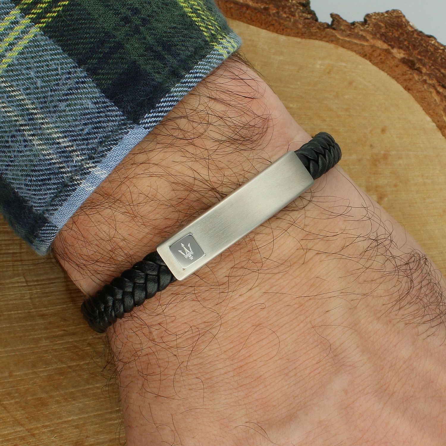 Bransoletka męska Maserati Recycled Leather z czarnej skóry z recyklingu, stalowa płytka z trójzębem, regulowana długość i zapięcie na zatrzask.1.jpg