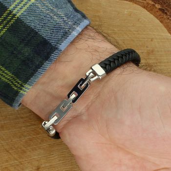 Bransoletka męska Maserati Recycled Leather z czarnej skóry z recyklingu, stalowa płytka z trójzębem, regulowana długość i zapięcie na zatrzask.3.jpg