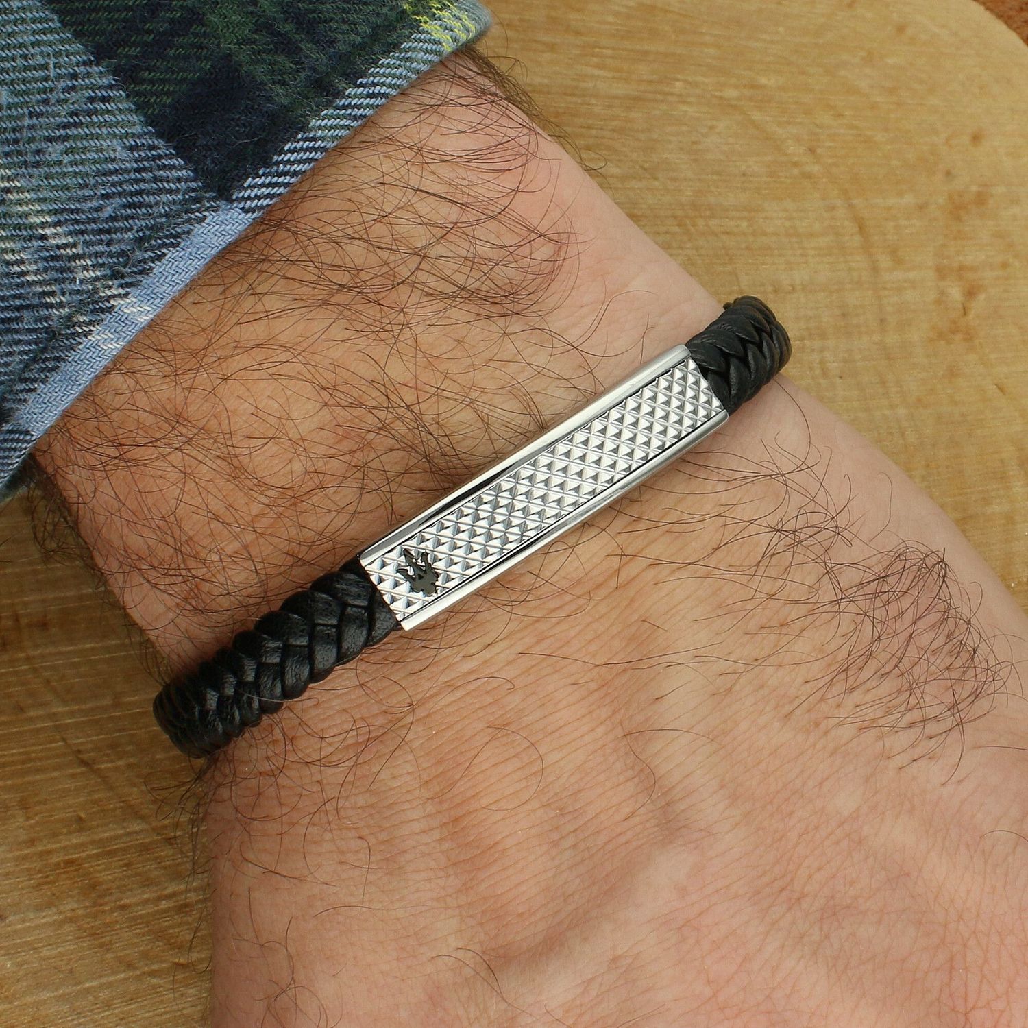 Bransoletka męska Maserati Recycled Leather z czarnej skóry z recyklingu, stalowa płytka z trójzębem, regulowana długość i zapięcie na zatrzask.11.jpg