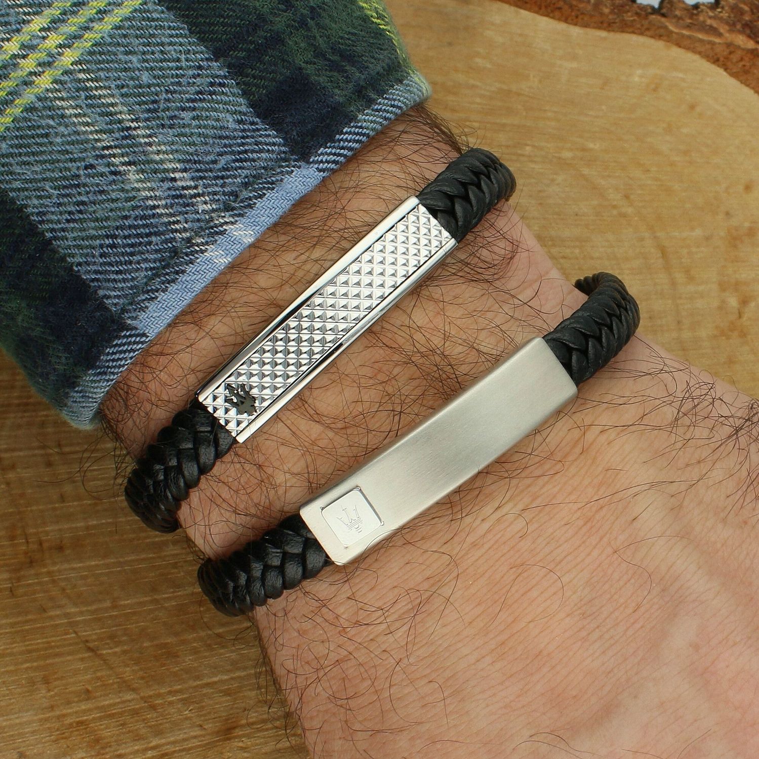 Bransoletka męska Maserati Recycled Leather z czarnej skóry z recyklingu, stalowa płytka z trójzębem, regulowana długość i zapięcie na zatrzask.11.jpg