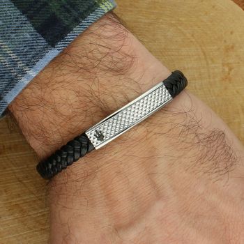 Bransoletka męska Maserati Recycled Leather z czarnej skóry z recyklingu, stalowa płytka z trójzębem, regulowana długość i zapięcie na zatrzask.22.jpg