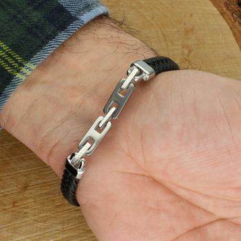 Bransoletka męska Maserati Recycled Leather z czarnej skóry z recyklingu, stalowa płytka z trójzębem, regulowana długość i zapięcie na zatrzask.33.jpg