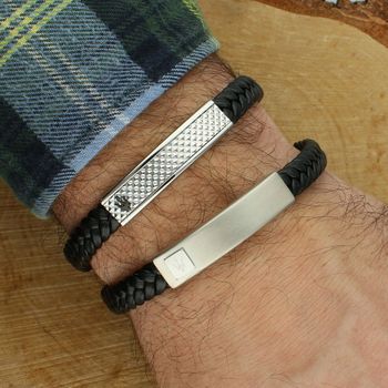 Bransoletka męska Maserati Recycled Leather z czarnej skóry z recyklingu, stalowa płytka z trójzębem, regulowana długość i zapięcie na zatrzask.44.jpg