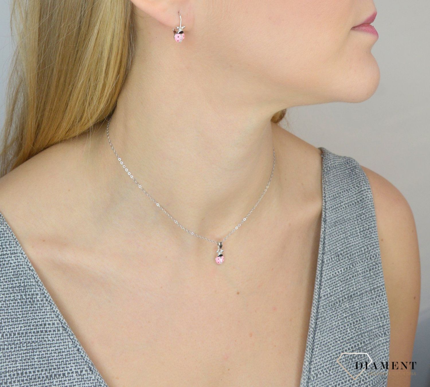 Srebrne kolczyki dla dziewczynki różowe biedronki JMAD0001PE00.jpg