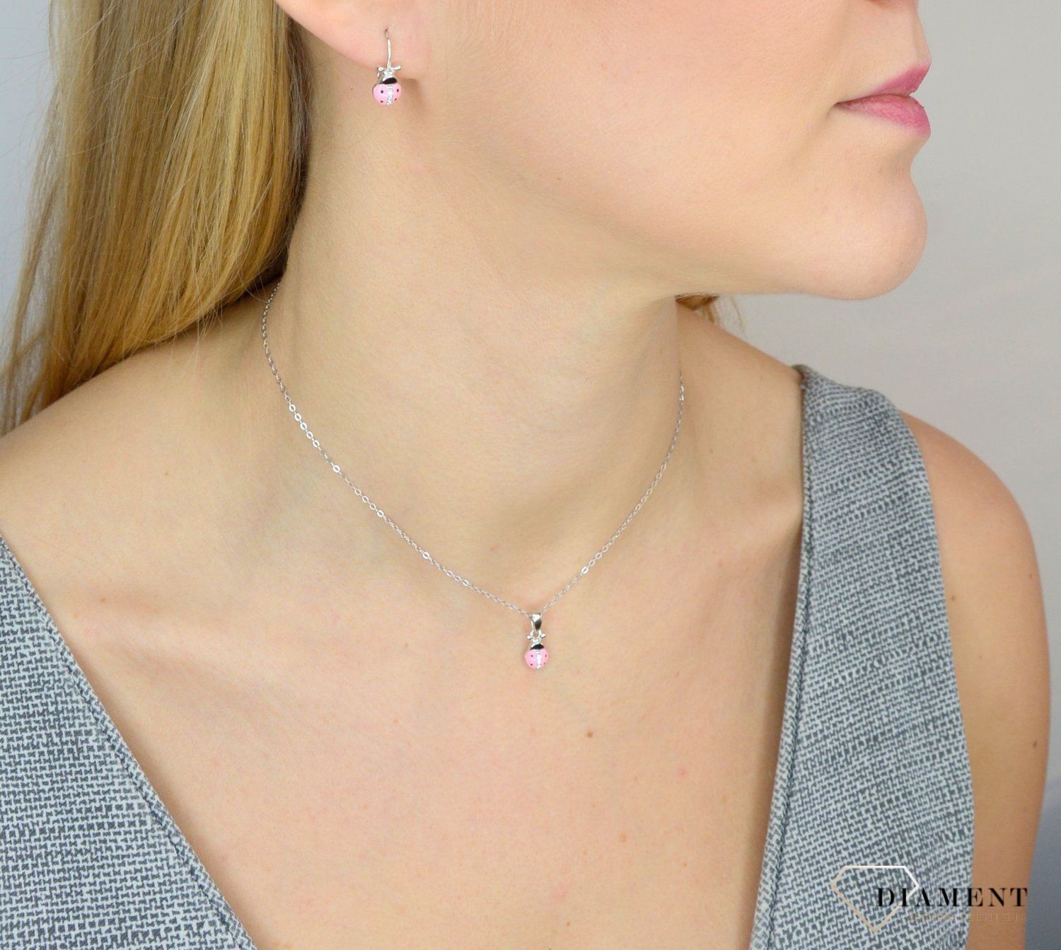 Srebrne kolczyki dla dziewczynki różowe biedronki JMAD0001PE00.jpg