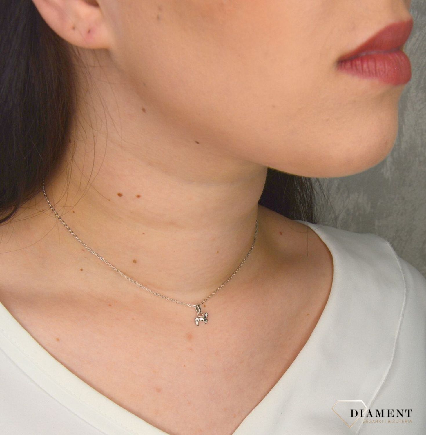 Srebrny naszyjnik z zawieszką w kształcie konia JMAN0187GN45.jpg