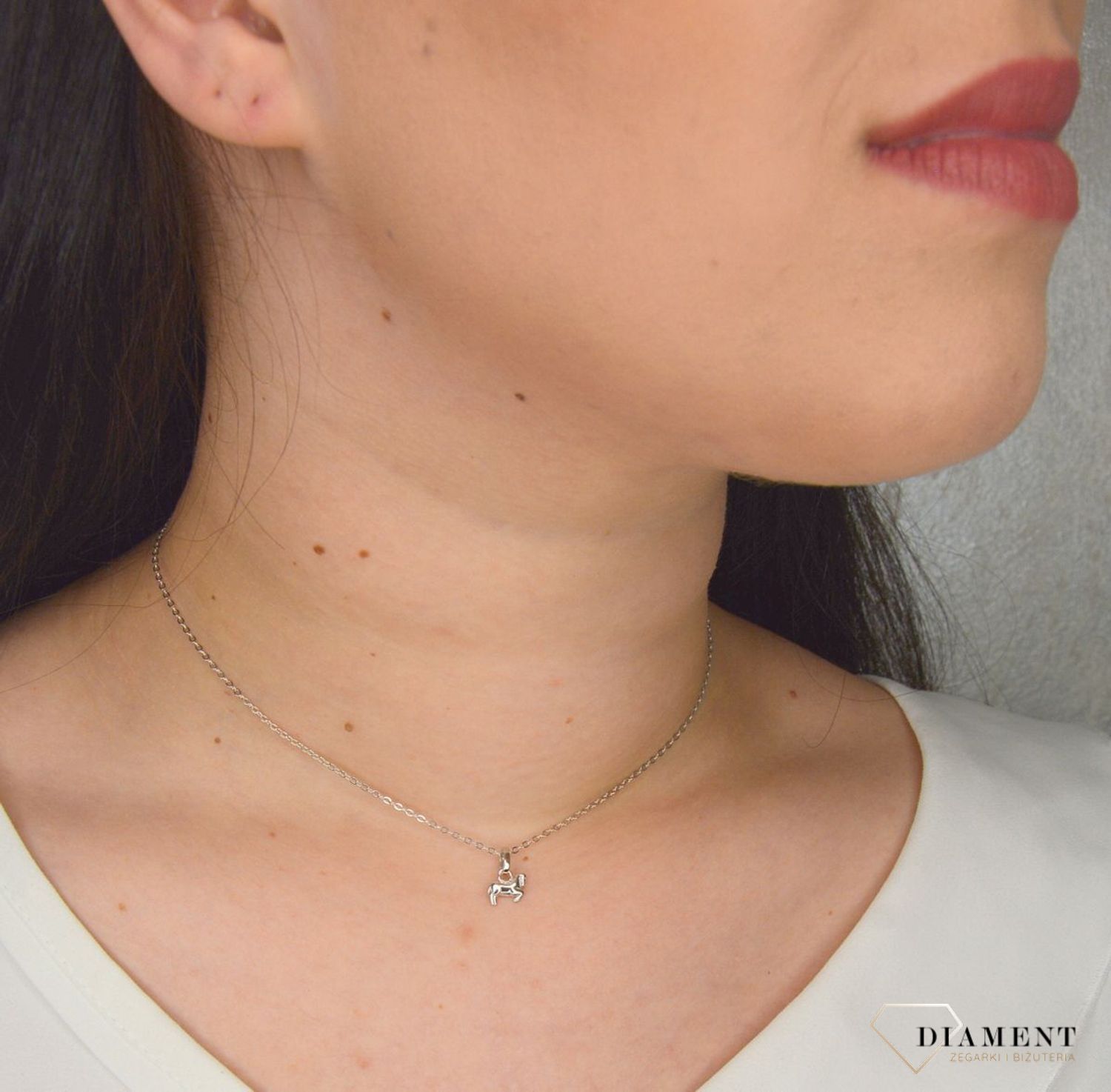 Srebrny naszyjnik z zawieszką w kształcie konia JMAN0187GN45.jpg
