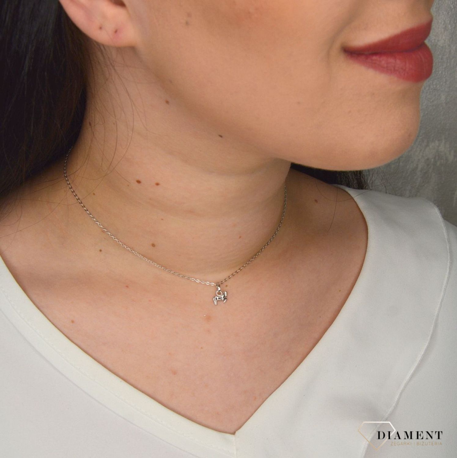 Srebrny naszyjnik z zawieszką w kształcie konia JMAN0187GN45.jpg