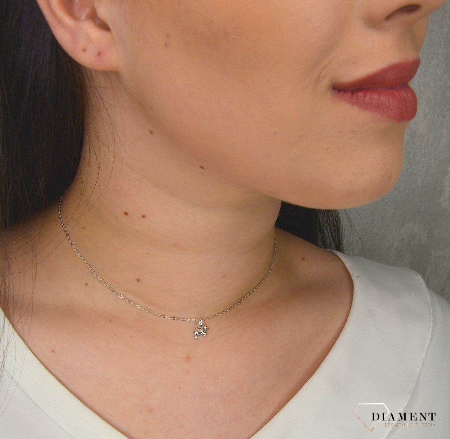 Srebrny naszyjnik z zawieszką w kształcie konia JMAN0187GN45.jpg