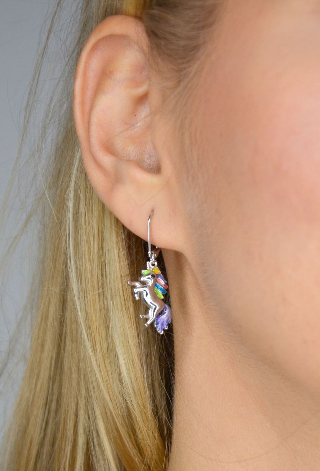 Srebrne kolczyki dla dziewczynki kolorowy jednorożec JMAD0011SE00..jpg