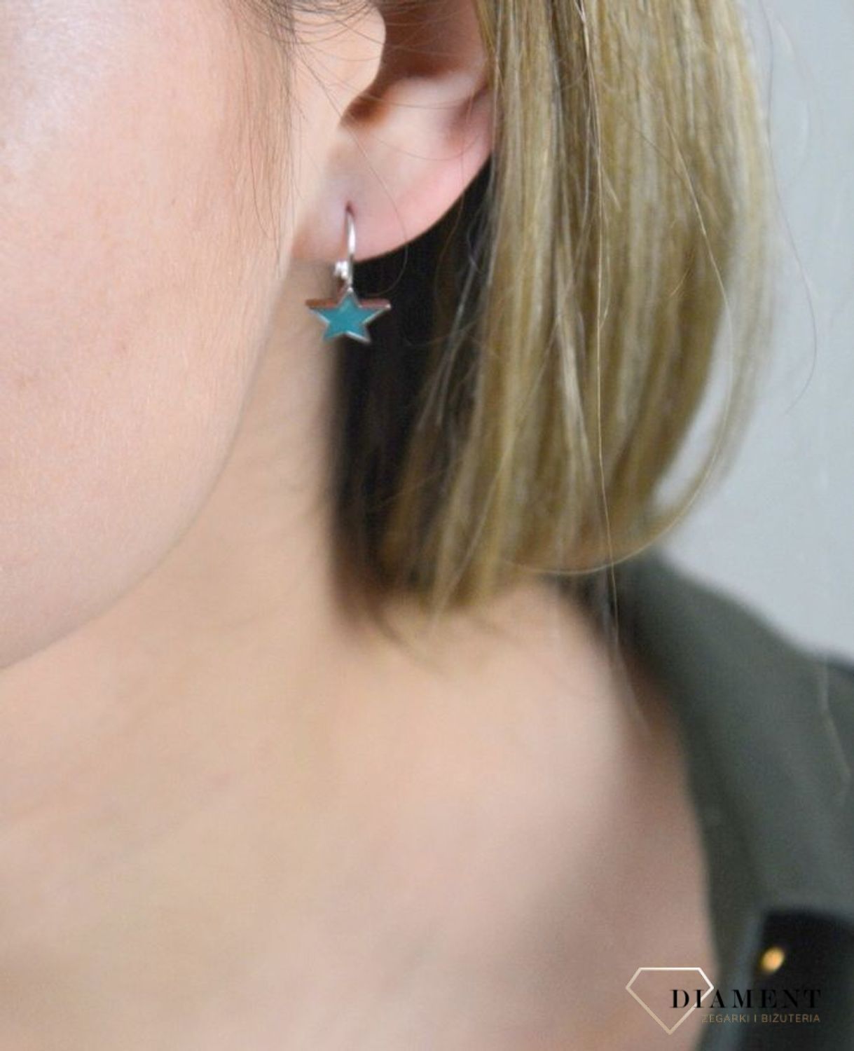 Kolczyki srebrne 925 błękitne gwiazdki świecące w ciemności Doskonałe na prezent dla dziecka. Kolczyki zostały wykonane z najwyższej jakości srebra próby 925. Urocze srebrne kolczyki w kształcie gwiaz.jpg