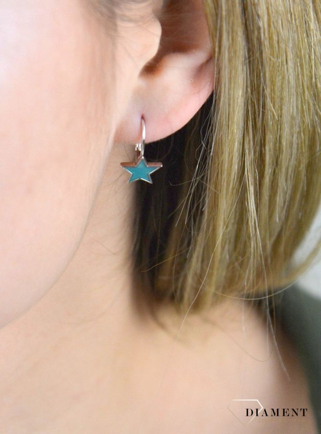 Kolczyki srebrne 925 błękitne gwiazdki świecące w ciemności Doskonałe na prezent dla dziecka. Kolczyki zostały wykonane z najwyższej jakości srebra próby 925. Urocze srebrne kolczyki w kształcie gwiaz.jpg