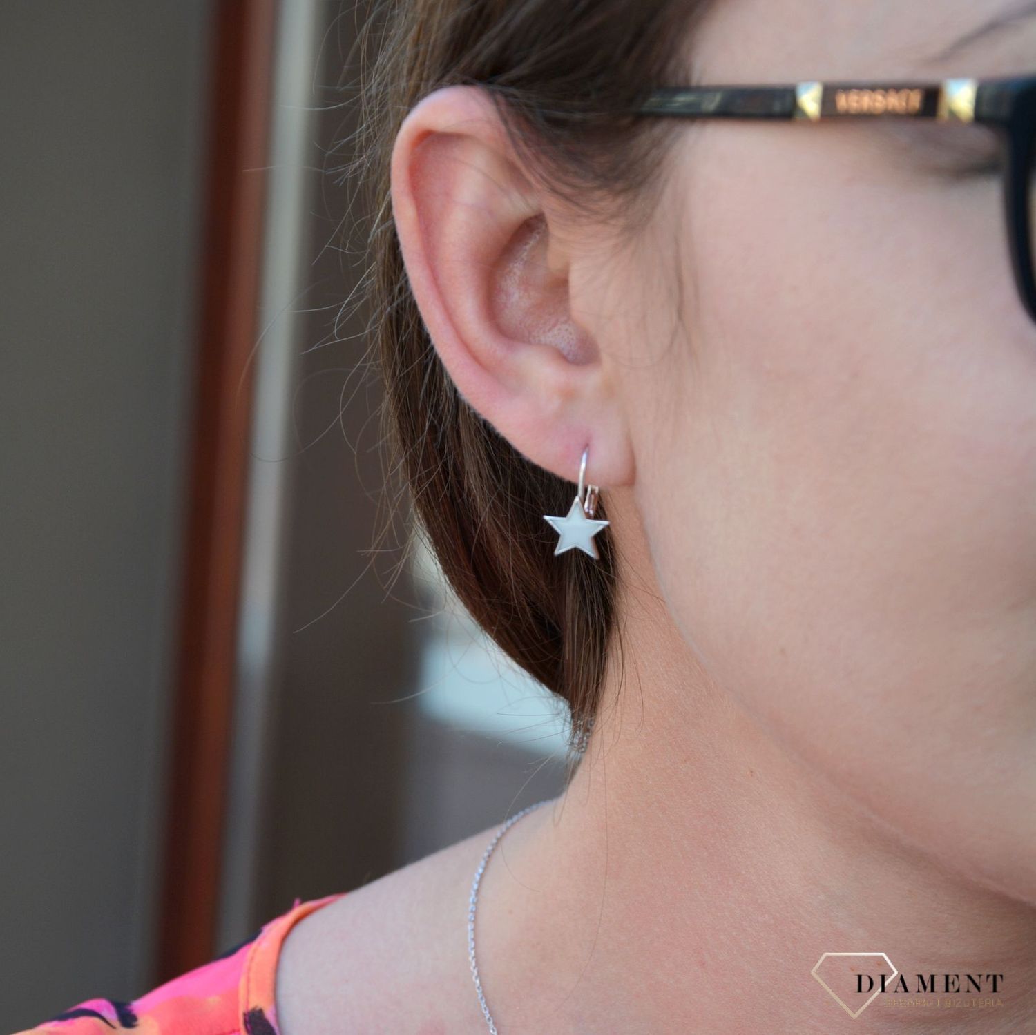 Srebrne kolczyki gwiazdki z białą masą jubilerską JMAD0023WE00.jpg