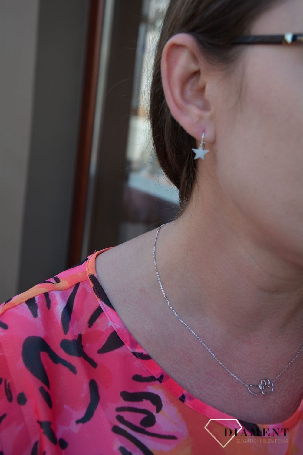 Srebrne kolczyki gwiazdki z białą masą jubilerską JMAD0023WE00.jpg