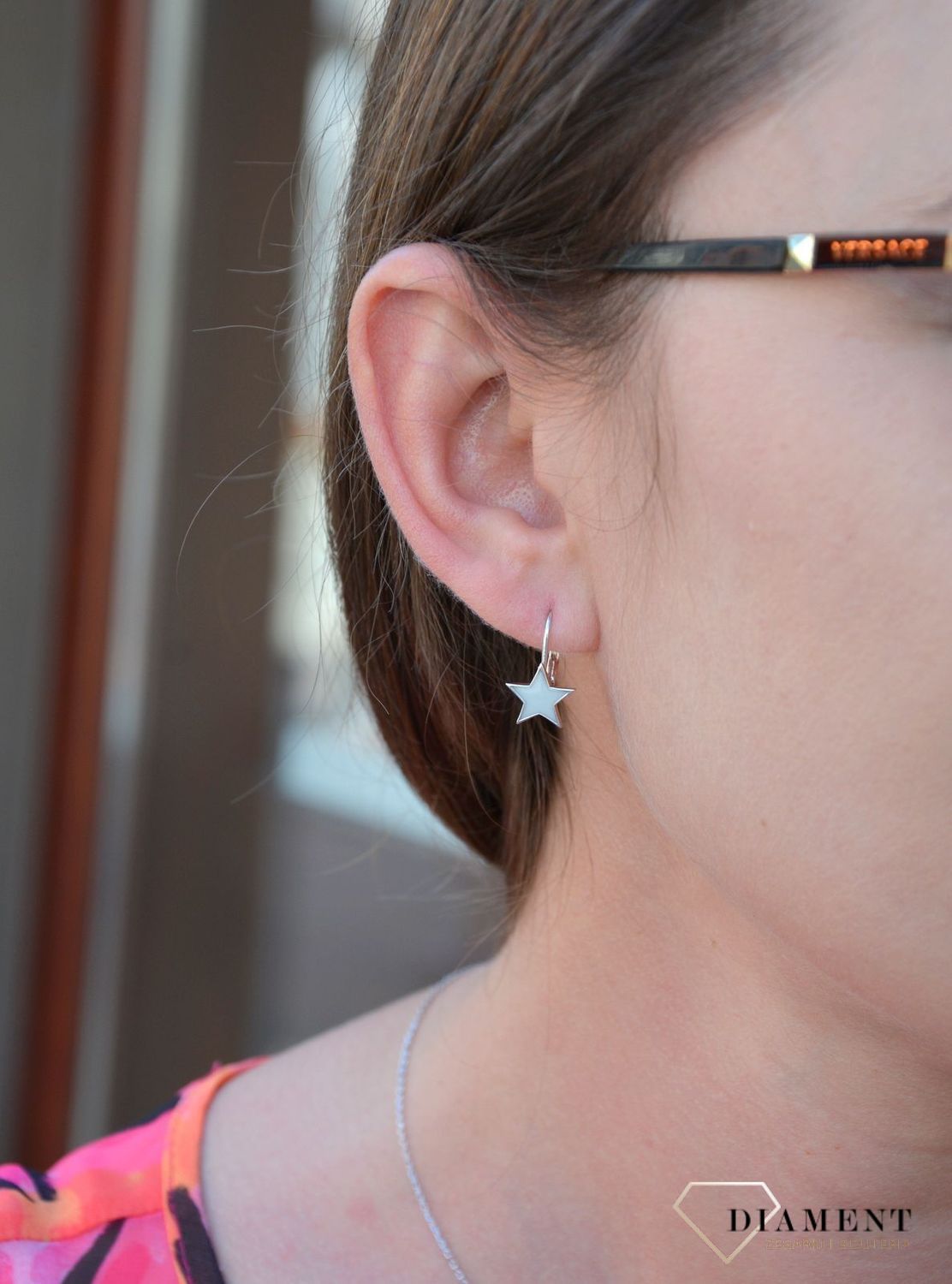 Srebrne kolczyki gwiazdki z białą masą jubilerską JMAD0023WE00.jpg