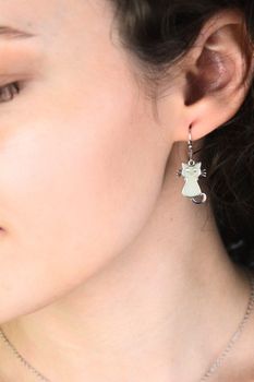 Dziecięce srebrne kolczyki MINET KOTY świecące w ciemności. Rodowane srebro Ag 925, bezpieczne zapięcie angielskie. Idealne na prezent. Sprawdź! (3).jpg