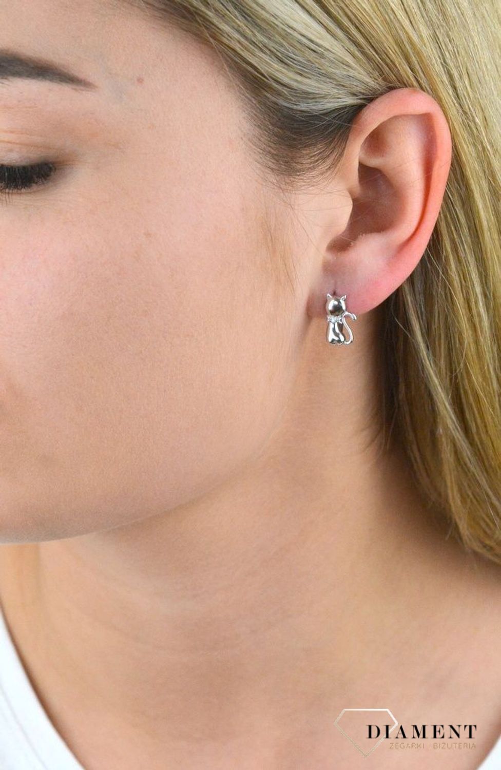 Kolczyki srebrne 'Kotek w muszce' angielskie zapięcie JMAD0027SE00.jpg