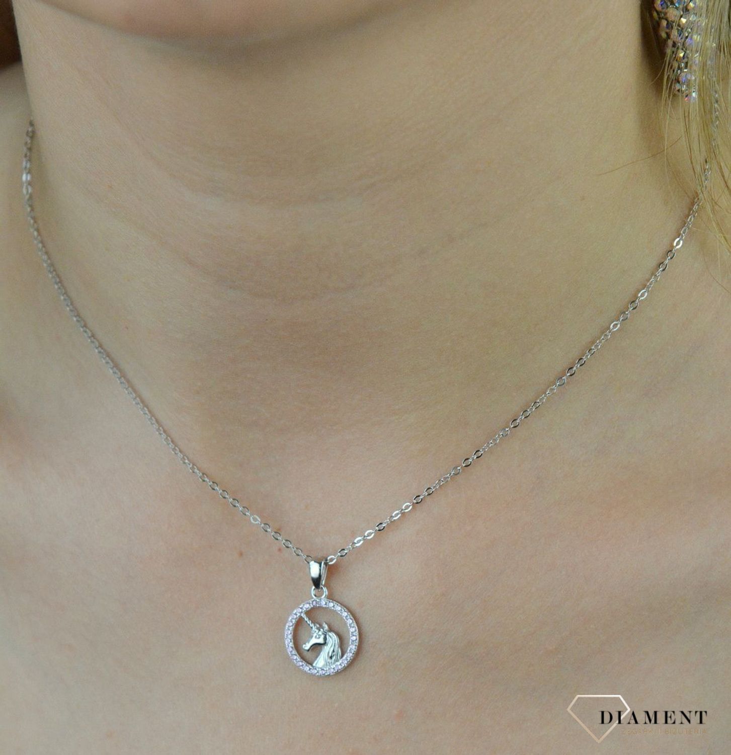 Srebrny naszyjnik dla dziecka 'Jednorożec otoczony różowymi cyrkoniami' JMAD0028PN38.jpg