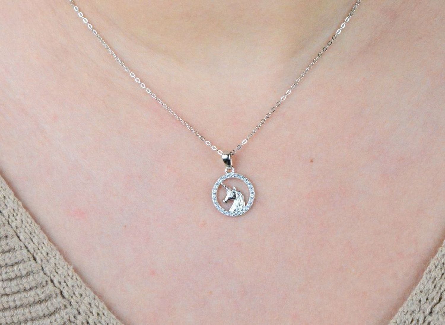 Srebrny naszyjnik celebrytka 'Jednorożec otoczony cyrkonią' JMAD0028SN38.jpg