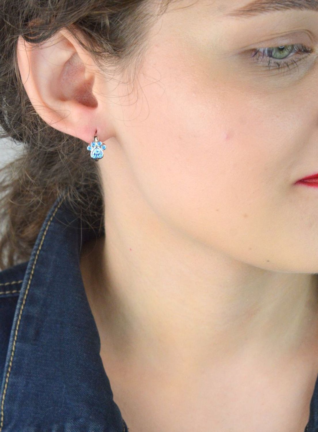 Srebrne kolczyki 'Psia łapka' z niebieską cyrkonią JMAD0029AE00.jpg