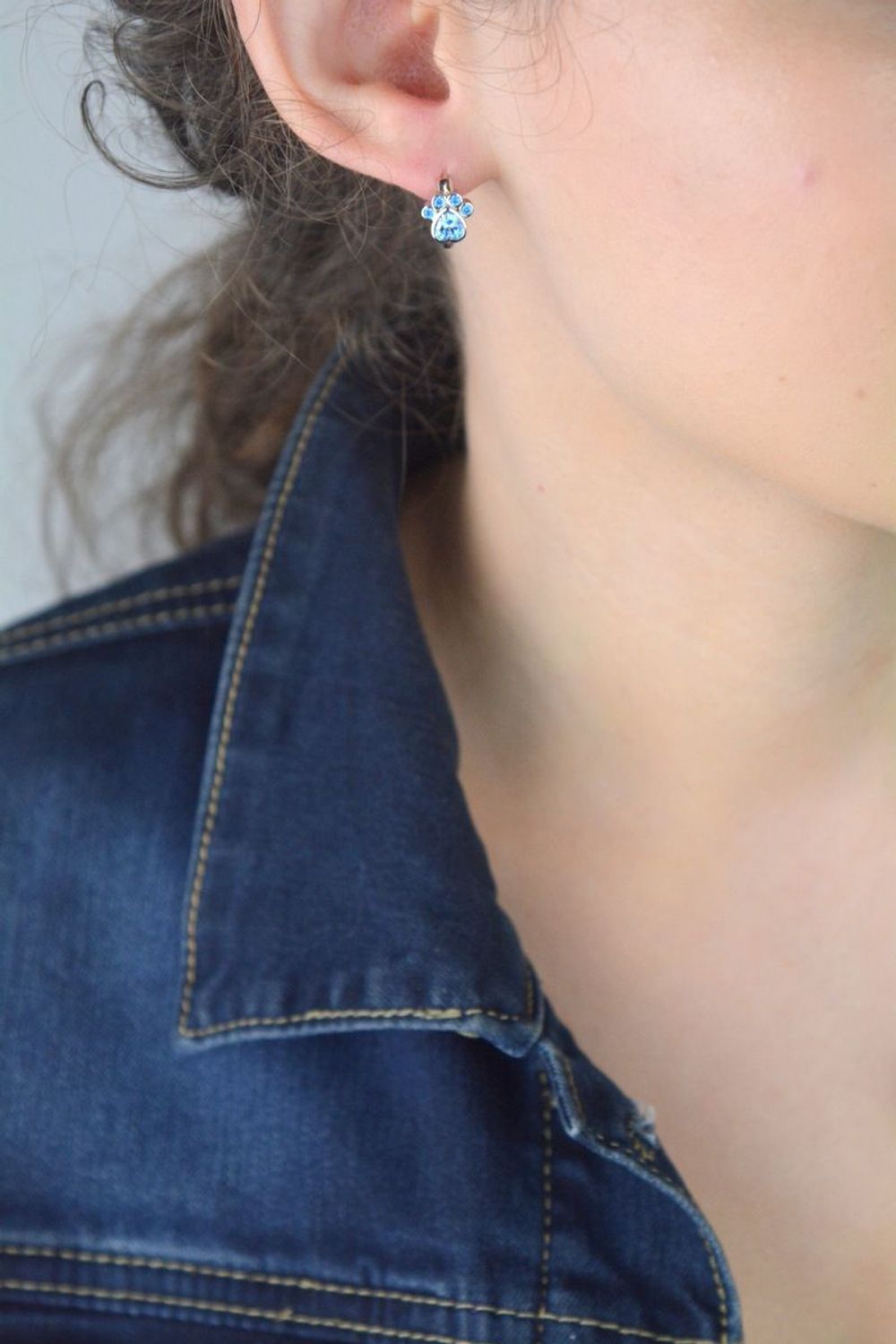 Srebrne kolczyki 'Psia łapka' z niebieską cyrkonią JMAD0029AE00.jpg